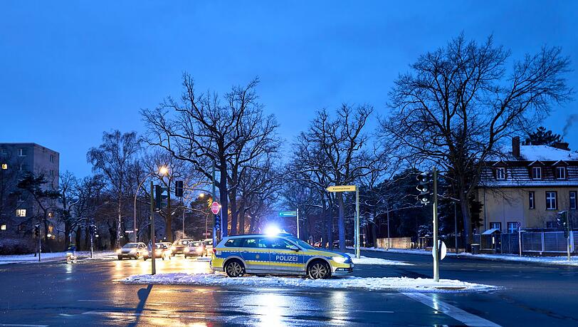 Am dritten Tag des Stromausfalls in Teilen Berlins warten 30.000 Haushalte weiter auf Energie.