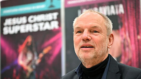 Peter Lund wurde 1965 in Flensburg geboren. Er studierte Architektur und arbeitet seit 1985 als freischaffender Regisseur und Musical-Autor. Von 1996 bis 2004 war er K&uuml;nstlerischer Leiter der Neuk&ouml;llner Oper, zwischen 2002 und 2022 lehrte er Musical/Show an der Universit&auml;t der K&uuml;nste Berlin.