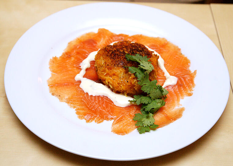 Kurz gebratenes Lamm-Filet mit moussierten Kichererbsen, Extra Vergine di Olivia-Öl und Feta-Käse
