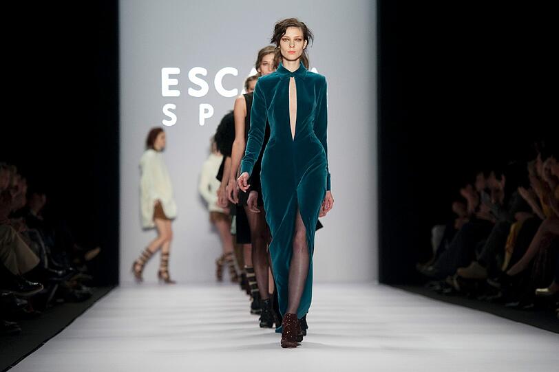 Anna Loos, Mirja DuMont, Judith Rakers, Alexandra Neldel, Franziska Knuppe und Co. - zum Auftakt der Mercedes Benz-Fashion Week lockte die Modenschau des Labels Escada Sport zahlreiche Promis ins Fashion-Zelt am Brandenburger Tor. Hier sehen Sie die besten Bilder aus Berlin.