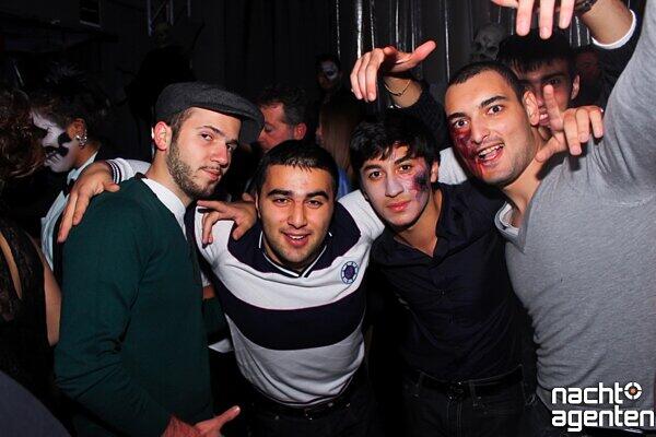 Rococo Halloween Clubbing im 8 Seasons. Mehr Bilder unter: www.nachtagenten.de.