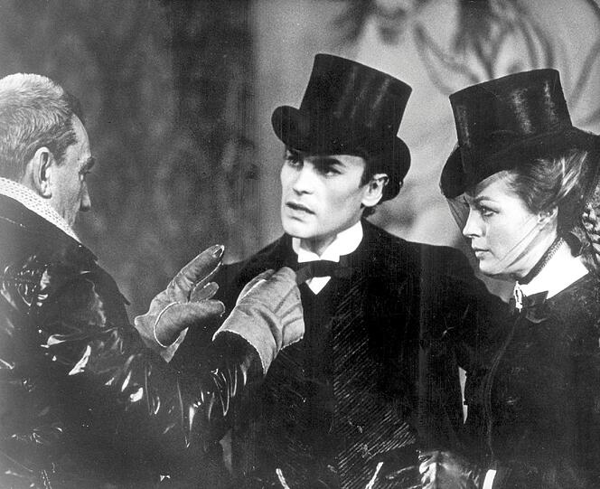 Der junge Schauspieler Helmut Berger (M.) während der Dreharbeiten in der Rolle des exzentrischen bayerischen Märchenkönigs "Ludwig II."