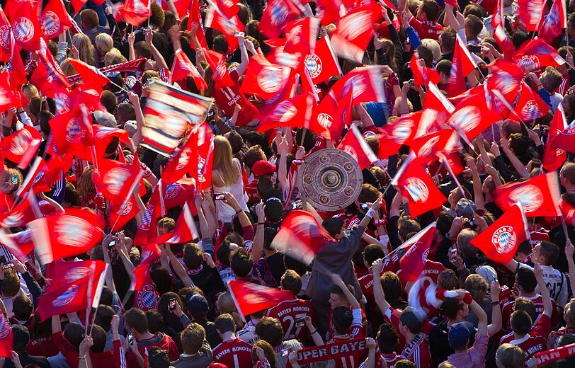 So sehen Sieger aus! Ausgelassen feiern die Bayern-Stars die früheste Meisterschaft der Geschichte. Die Bilder vom Marienplatz