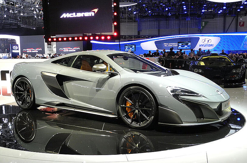McLaren 675 LT: Sein V8 schöpft aus 3,8 Litern Hubraum 496 kW/675 PS, der Sprint auf Tempo 100 soll in 2,9 Sekunden erledigt sein.