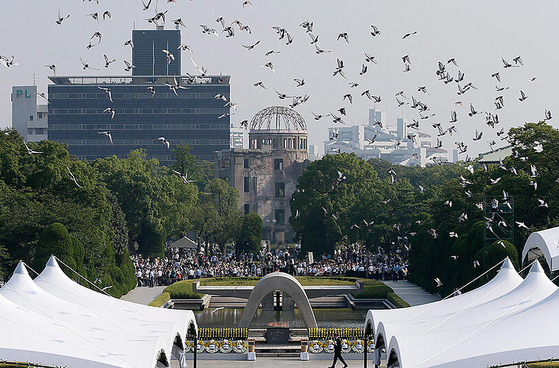 Um 8.15 Uhr (Ortszeit), dem Zeitpunkt, als die Amerikaner 1945 die erste im Krieg eingesetzte Atombombe über der westjapanischen Stadt Hiroshima abwarfen, versammelten sich Tausende von Menschen zu einer Schweigeminute.