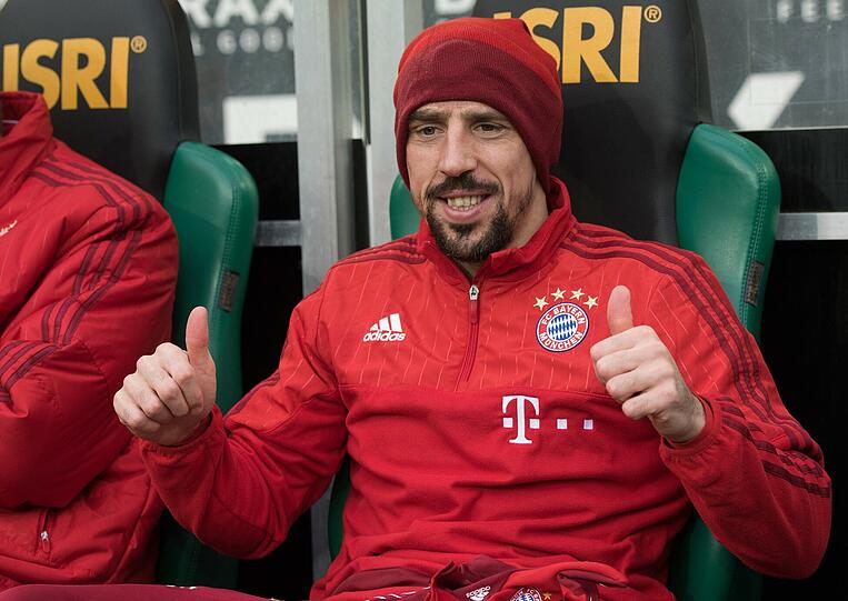 FRANCK RIBÉRY NOTE 2: Das Comeback! Nach fast neun Monaten war der Franzose wieder am Ball und stand nach exakt 269 Tagen erstmals wieder im Kader. Kam nach 75 Minuten rein &ndash; undankbare Rückkehr beim Stand von 0:3. Aber dann! Traf nach 81 Minuten zum 1:3. Bravo! Sein 105. Tor im 300. Pflichtspiel für die Bayern.