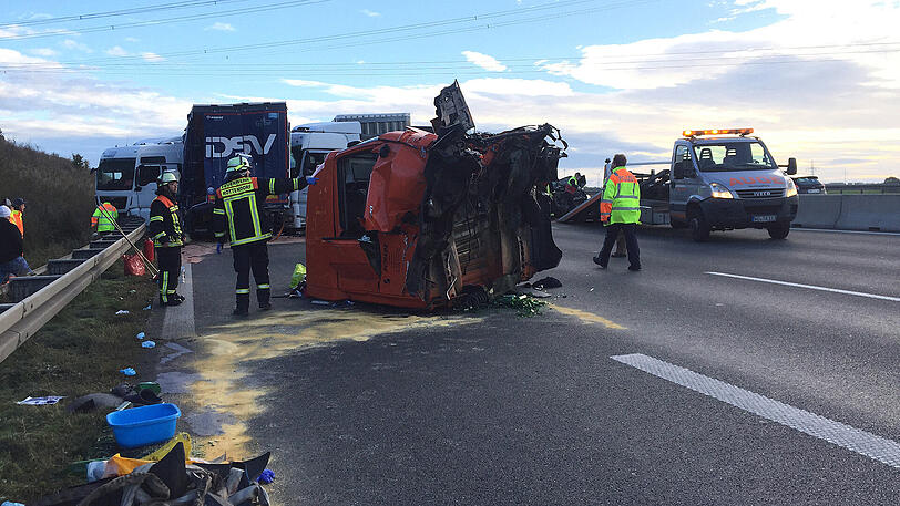 Mindestens fünf LKW krachten bei dem Unfall ineinander.