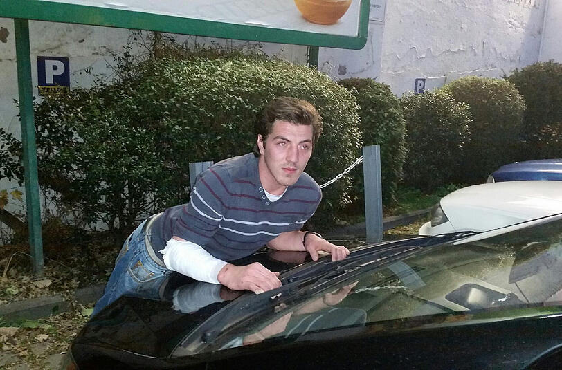An der Kante der Motorhaube hat sich Serhat Aktas festgehalten, als der Autodieb losgefahren war und ihn auf die Kühlerhaube nahm.