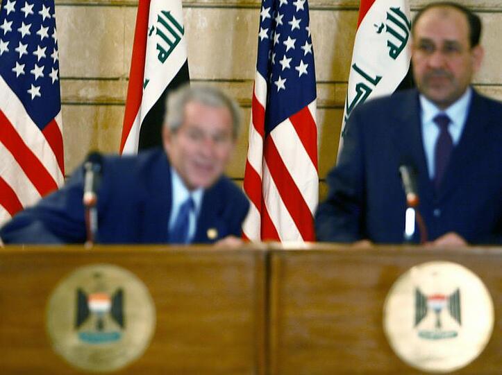 Pressekonferenz in Bagdad: Der damalige US-Präsident Bush duckt sich