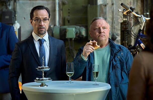 Professor Karl-Friedrich Boerne (Jan Josef Liefers, links) möchte eigentlich ein Fahrrad kaufen, stattdessen werden er und Kommissar Thiel (Axel Prahl) Zeugen eines Leichenfunds.

WDR/Frank Dicks