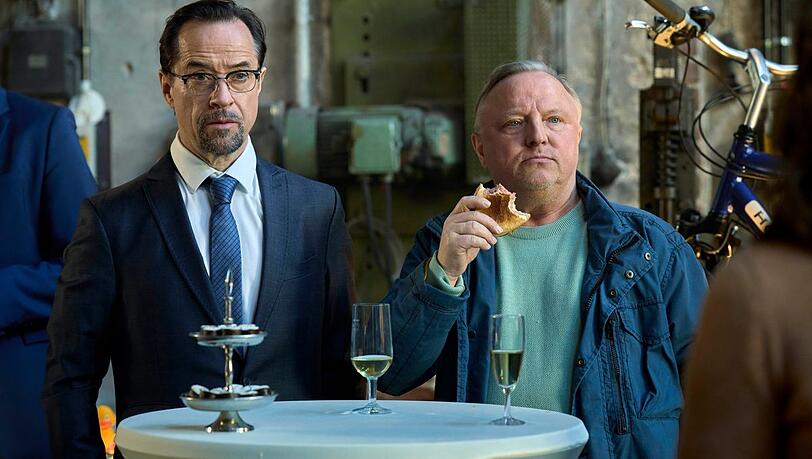 Professor Karl-Friedrich Boerne (Jan Josef Liefers, links) möchte eigentlich ein Fahrrad kaufen, stattdessen werden er und Kommissar Thiel (Axel Prahl) Zeugen eines Leichenfunds.
WDR/Frank Dicks Professor Karl-Friedrich Boerne (Jan Josef Liefers, links) möchte eigentlich ein Fahrrad kaufen, stattdessen werden er und Kommissar Thiel (Axel Prahl) Zeugen eines Leichenfunds.
WDR/Frank Dicks