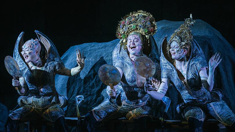 Yajie Zhang (Wellgunde), Jess Dandy (Floßhilde), Louise Foor (Woglinde). Yajie Zhang (Wellgunde), Jess Dandy (Floßhilde), Louise Foor (Woglinde).