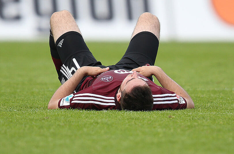 Der Nürnberger Kevin Möhwald liegt nach dem Abpfiff der Partie gegen Fürth geknickt auf dem Rasen.