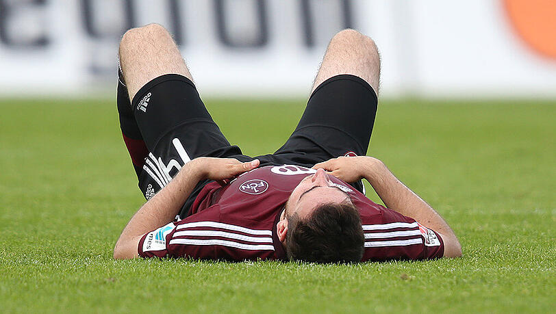 Der Nürnberger Kevin Möhwald liegt nach dem Abpfiff der Partie gegen Fürth geknickt auf dem Rasen. Der Nürnberger Kevin Möhwald liegt nach dem Abpfiff der Partie gegen Fürth geknickt auf dem Rasen.