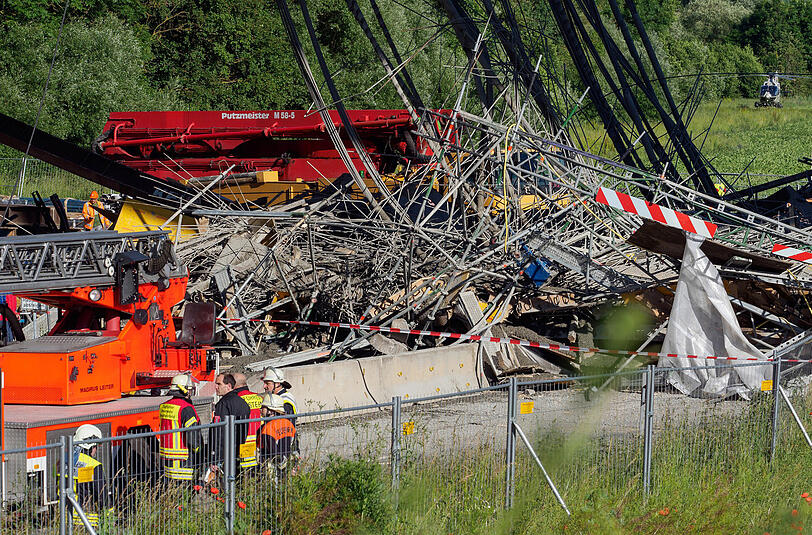 Schlimmer Unfall auf einer Baustelle unter einer Brücke der A7: Mindestens ein Bauarbeiter ist tödlich verunglückt.