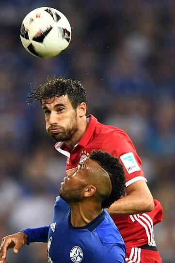 Javi Martinez Note 2: Da Boateng noch mindestens ein, zwei Wochen fehlen wird mit Stammplatz in der Innenverteidigung. Durch das frühe Schalker Pressing stark unter Druck und gefordert wie noch nie in dieser Saison. Klärte wichtige Bälle, starker Pass vor Lewys 1:0.