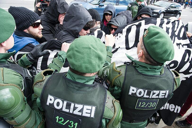 Tausende Demonstranten haben vor dem Start des NSU-Prozesses in München an das Schicksal der Opfer erinnert. Sie verlangten einen konsequenten Kampf gegen die braune Gefahr. Die Bilder!