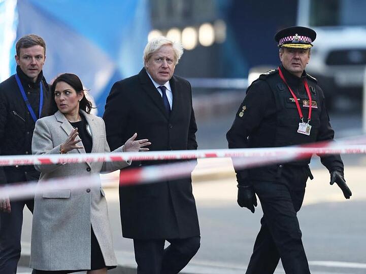 Boris Johnson zusammen mit Innenministerin Priti Patel und Polizisten am Ort der Bluttat auf der London Bridge.