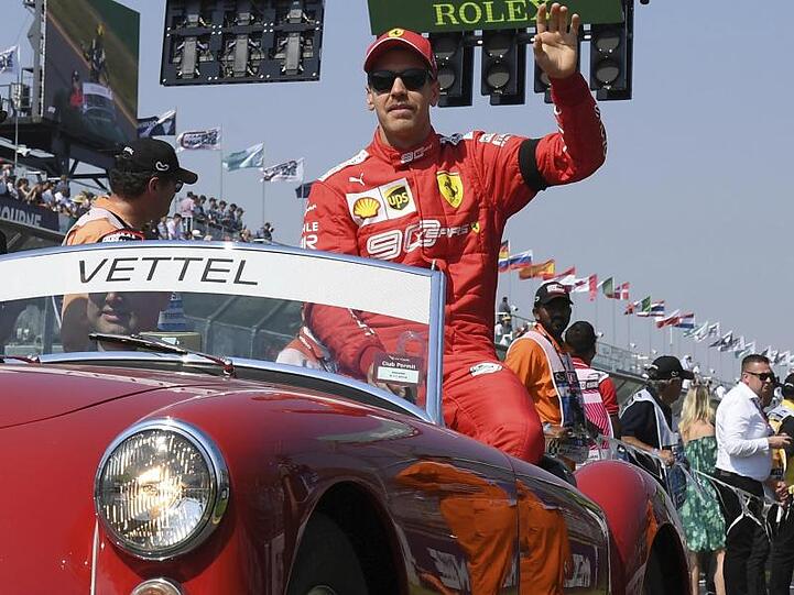 Sebastian Vettel fuhr in Melbourne in einem Oldtimer - vor dem Rennen, bei der Fahrerparade.