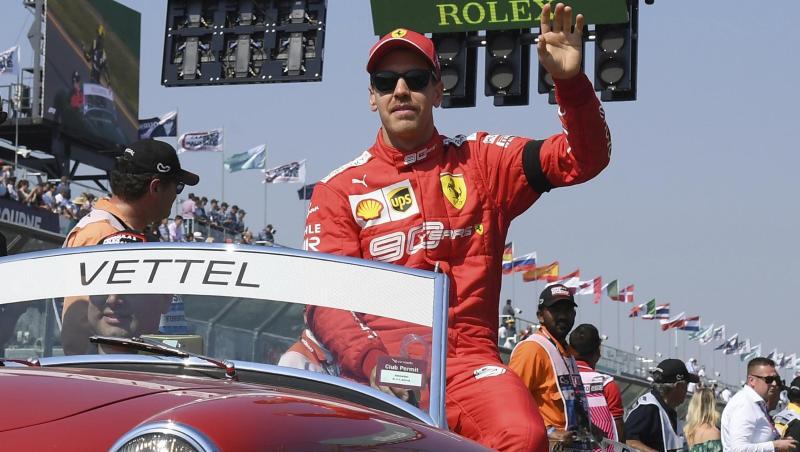 Sebastian Vettel fuhr in Melbourne in einem Oldtimer - vor dem Rennen, bei der Fahrerparade. Sebastian Vettel fuhr in Melbourne in einem Oldtimer - vor dem Rennen, bei der Fahrerparade.