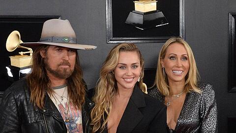Miley Cyrus (Mitte) mit ihrem Vater Billy Ray und Mutter Tish Cyrus.