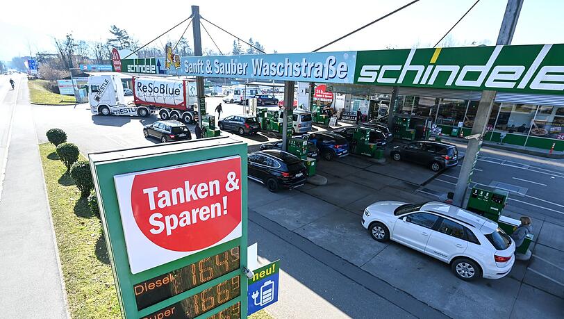 In Österreich tankt es sich in der Regel günstiger - das liegt aber nicht daran, dass die Preise nur einmal pro Tag angehoben werden dürfen. (Symbolbild)
