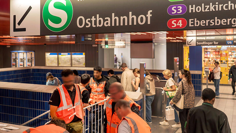 So wie hier im Mai am Ostbahnhof werden auch während der Bauarbeiten im Juni MVG-Mitarbeiter die Fahrgäste informieren. So wie hier im Mai am Ostbahnhof werden auch während der Bauarbeiten im Juni MVG-Mitarbeiter die Fahrgäste informieren.
