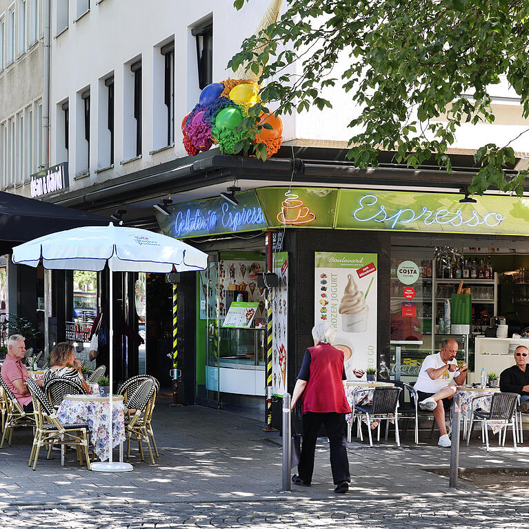 Trotz Verkehrsl&auml;rm und Hektik finden sich auch entlang der Leopoldstra&szlig;e immer wieder kleine Inseln der Ruhe. Neue Konzepte sollen die Stra&szlig;e f&uuml;r m&ouml;glichst viele Menschen attraktiv machen.