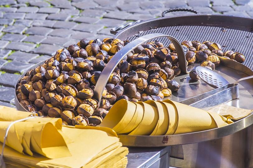 Auch kulinarisch hat der Herbst einiges zu bieten, was man sich nicht entgehen lassen sollte. Allem voran natürlich heiße Kastanien. Auch kulinarisch hat der Herbst einiges zu bieten, was man sich nicht entgehen lassen sollte. Allem voran natürlich heiße Kastanien.