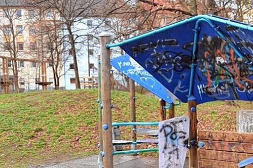 Lädt nicht mehr zum Spielen ein: Am Spielplatz am Budapester Platz in der Südstadt haben die Vandalen gehaust.
