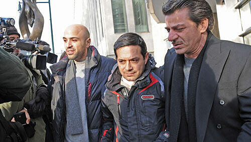 Angelo Spata, ein mutmaßliches Mitglied der Colambo-Familie, wird aus dem Bundesgericht in Brooklyn geführt. Angelo Spata, ein mutmaßliches Mitglied der Colambo-Familie, wird aus dem Bundesgericht in Brooklyn geführt.