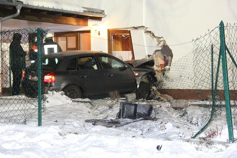 Spektakulärer Unfall: Ein 19-Jähriger ist mit seinem Auto ins Wohnzimmer eines Hauses gerast. Die Bilder