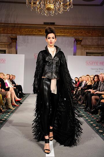 Ein Model auf der Susanne Wiebe Munich Fashion Show Bayerischen Hof.