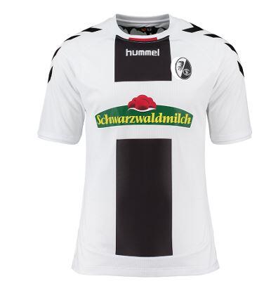 Im gegnerischen Stadion läuft das Team von Trainer Christian Streich in weißen Trikots mit schwarzem Längsstreifen auf.