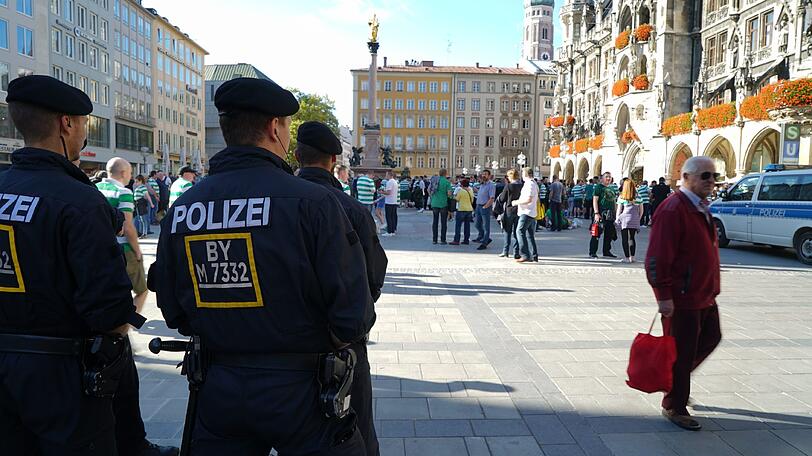 Auch die Polizei war mit mehreren Einsatzfahrzeugen und Beamten im Einsatz - die Lage immer im Blick.