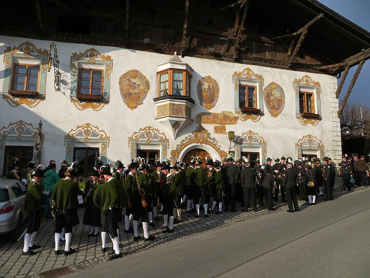 Schützenkompanie vor dem Gasthaus Goldener Adler in Flaurling.