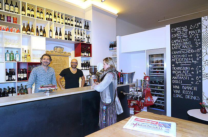 Gianni Comes (l.) und Eros Marrone in ihrer italienischen Bar Elf im Tal. Hier gibt es Wein, Cappuccino, Möbel zum Mitnehmen und einen tollen Ausblick.
