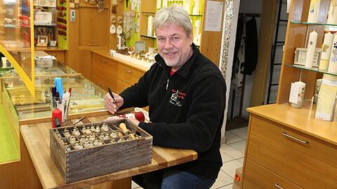 Kerzenmacher Franz Fürst in seinem Geschäft "Der Wachszieher am Dom" - hier mit Stanzwerkzeugen, mit denen man Motive aus feinen Wachsplatten ausschneiden kann.