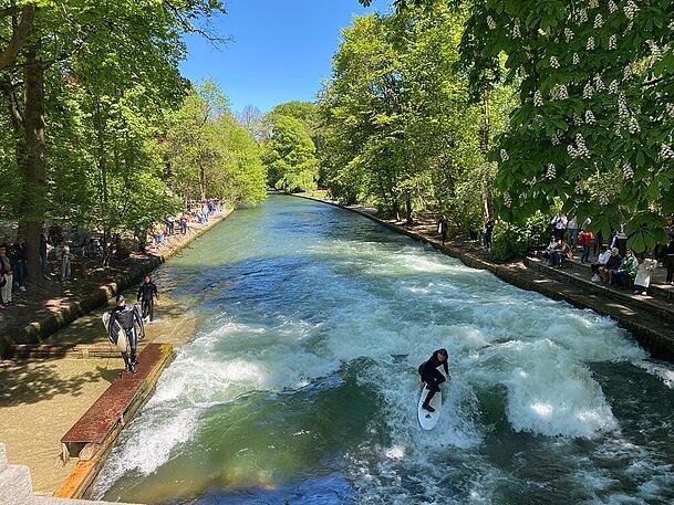 Am Feiertag gab's wieder Surf-Spa&szlig; am Eisbach zu beobachten.