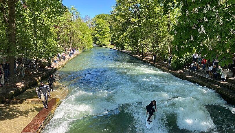 Am Feiertag gab's wieder Surf-Spa&szlig; am Eisbach zu beobachten.