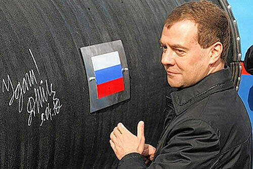 &bdquo;Viel Glück!&ldquo;: Der russische Präsident Dmitri Medwedew signiert die Ostsee-Pipeline, die ab 2011 Gas nach Deutschland liefern soll.