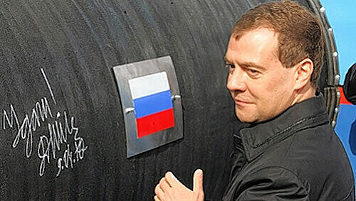 „Viel Glück!“: Der russische Präsident Dmitri Medwedew signiert die Ostsee-Pipeline, die ab 2011 Gas nach Deutschland liefern soll. „Viel Glück!“: Der russische Präsident Dmitri Medwedew signiert die Ostsee-Pipeline, die ab 2011 Gas nach Deutschland liefern soll.