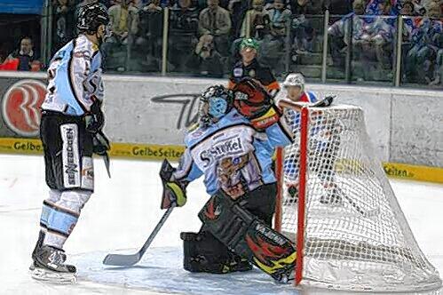 Da sah es noch gut aus: Tiger-Kapitän Greg Leeb (nicht im Bild) hatte abgezogen, Straubings Tobias Draxinger (li.) leistete unfreiwillig Beihilfe, und Gäste-Keeper Dimitri Pätzold war beim Nürnberger 1:0 machtlos.