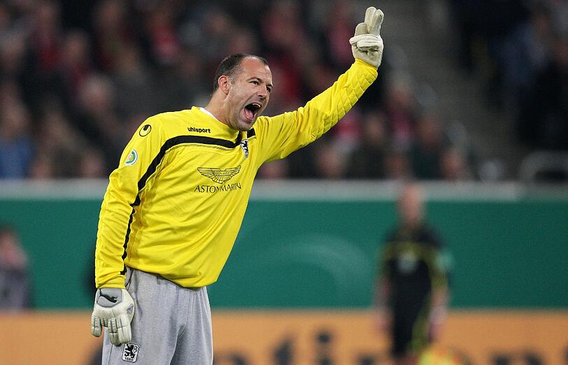 GABOR KIRALY: Zuletzt hatte der Ungar mehrfach unglücklich agiert. Diesmal legte er stark los. Und hielt die Konzentration bei starken Paraden aufrecht. Note 2