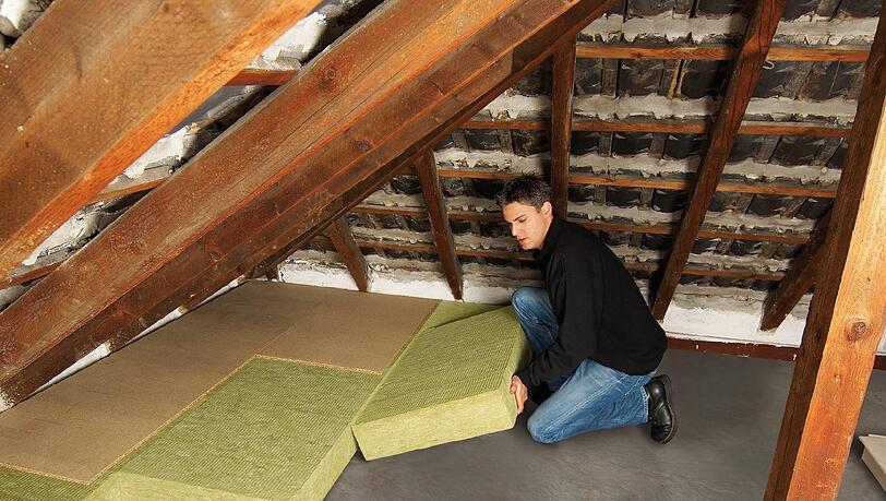 Soll der Dachboden begehbar sein, dämmt man mit Platten. Soll der Dachboden begehbar sein, dämmt man mit Platten.