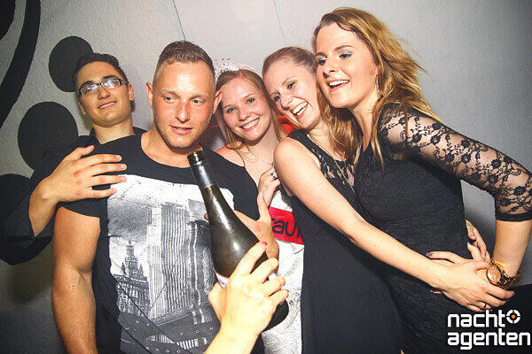 Die besten Partybilder vom Samstag. Hier aus der Nachtgalerie.