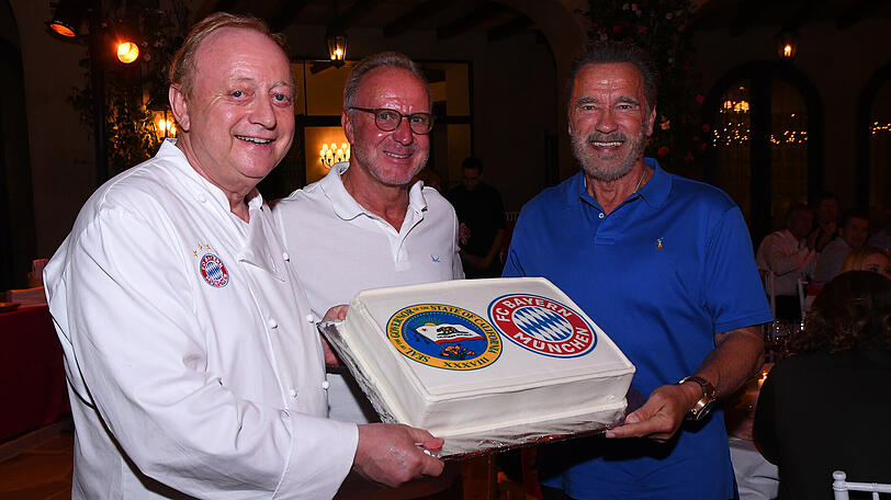 Und auch einen Kuchen gab es für den "Terminator" - gebacken von Schuhbeck (li.), überreicht von Rummenigge (Mi.).