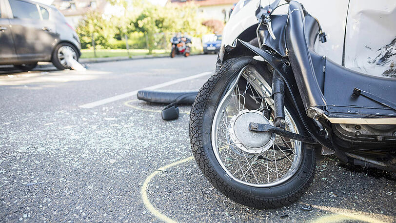 Bei dem Unfall wurden der 19-Jährige und seine Sozia am Kopf verletzt (Symbolbild).