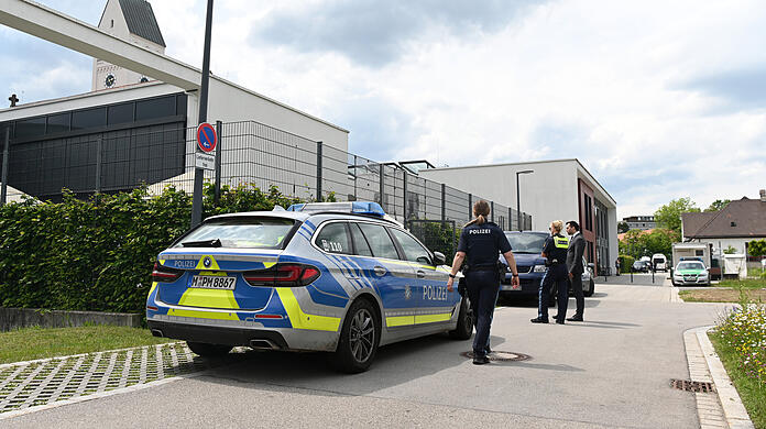 Polizeibeamte stehen am Dienstag vor einem Wohngebäude des Isar-Amper-Klinikums in Haar.