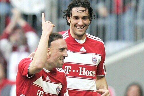 Französisch-italienisches Championat: Franck Ribéry jubelt, Luca Toni freut sich mit ihm